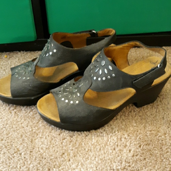 sandals - Picture 2 of 4